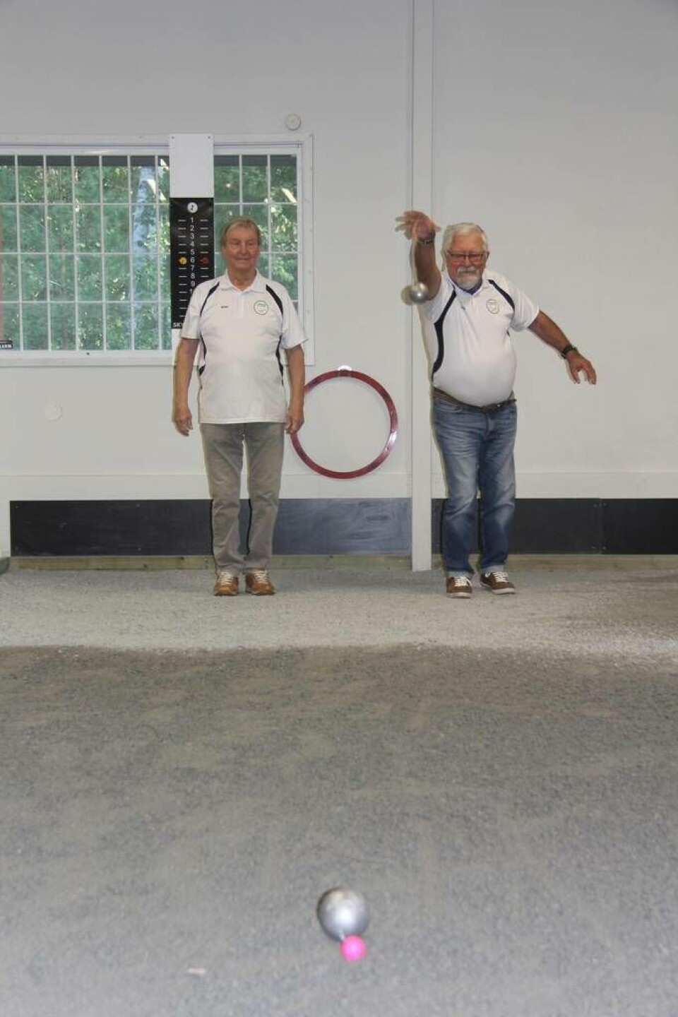 Inomhushall för boulespel. 'Vi hoppas kunna locka många nya spelare'. På bilden syns Klas Niva och Henry 'Wille' Willstedt. Foto: Sofie Tejre