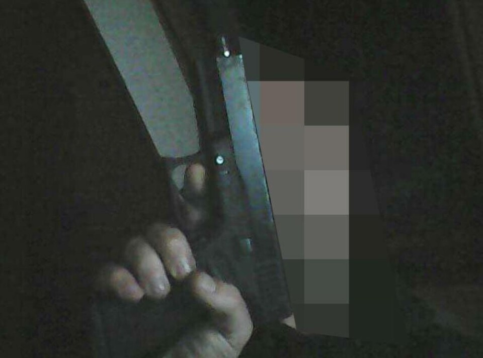 VAPEN. Den misstänkte 23-åringen poserar med vapen. En bild som hittades vid en teknisk undersökning. Foto: POLISEN