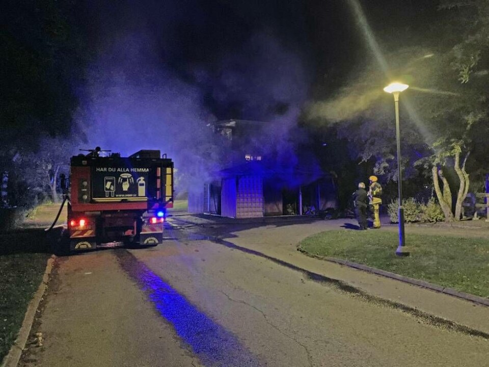 Räddningstjänsten jobbar med att släcka branden i förrådet på Vallby. Foto: Jonas Edberg