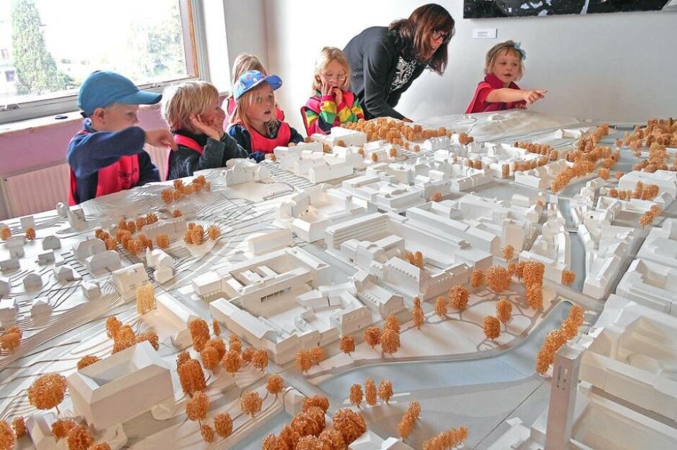 Förskolebarnen studerar modellen över Västerås som står i stadshuset. Foto: Djäknebergets förskola×1 / 3Visa bildtextBild 1 av 3