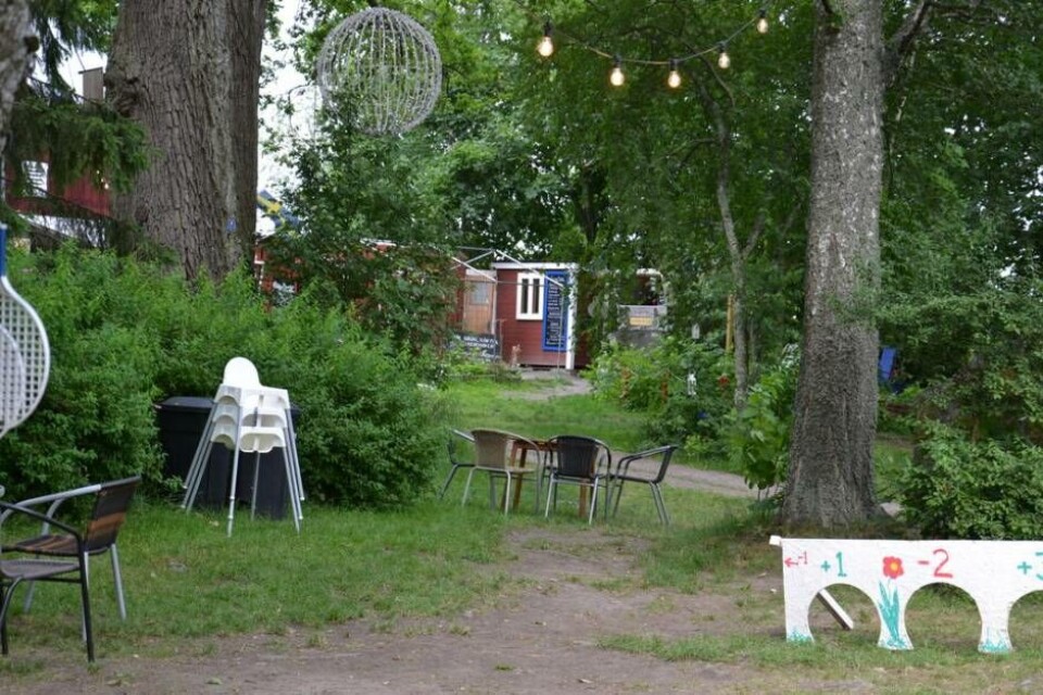 På väg in under den stora eken. Foto: Helena AnderssonEtt mysigt ställe för att ta det lugnt och ta en fika . Foto: Helena AnderssonNågra av de hundratals grisarna som finns Bakom under stora eken. Foto: Helena AnderssonDen stora ladan Under stora eken. Foto: Helena Andersson