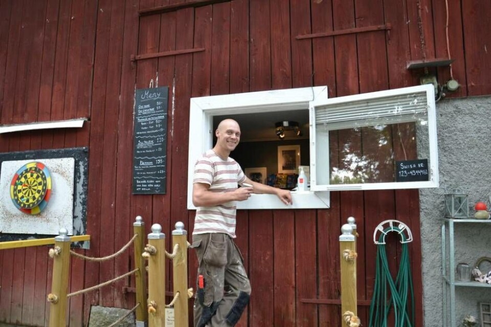 Kevin Sundström vid Under stora ekens 'matlucka'. Foto: Helena Andersson
