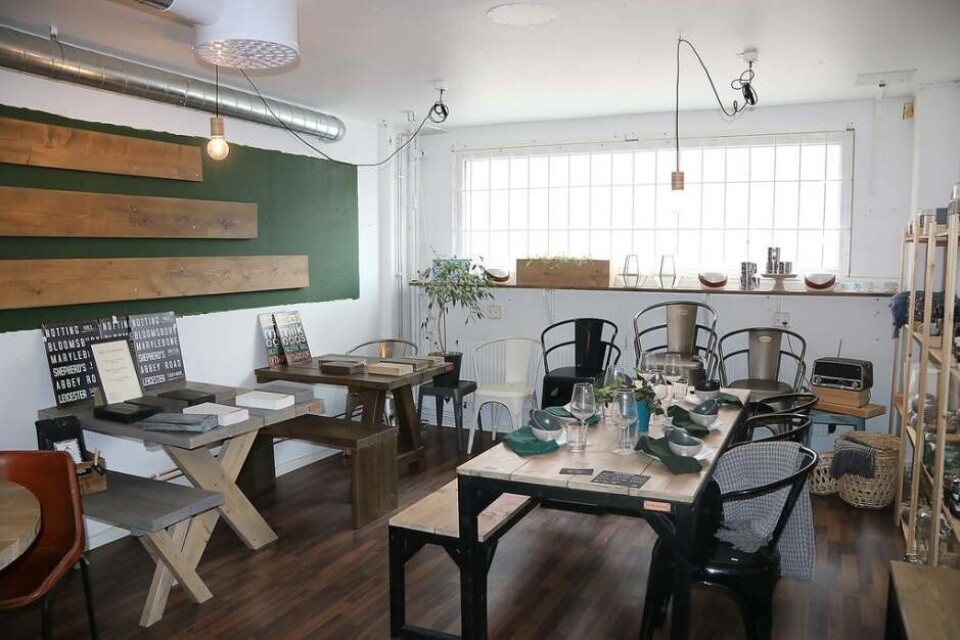 Egen produktion. Lilla Möblemanget tillverkar många olika sorters bord och andra möbler. Här är några exempel som finns i deras showroom. Foto: Daniel Linderberg