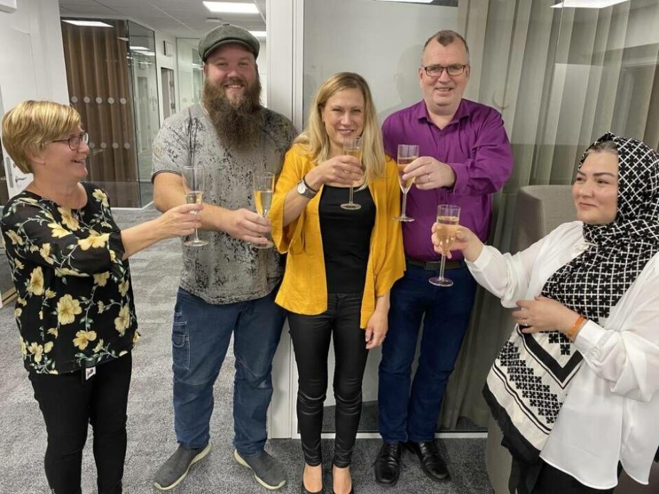 Här skålar Annika Ingelson Cales med vår måltidschef Susanne Pettersson samt sina kockkollegor Robbin Höglund, Magnus Arnqvist och Fariba Ahmadi. Foto: Robert Österlind
