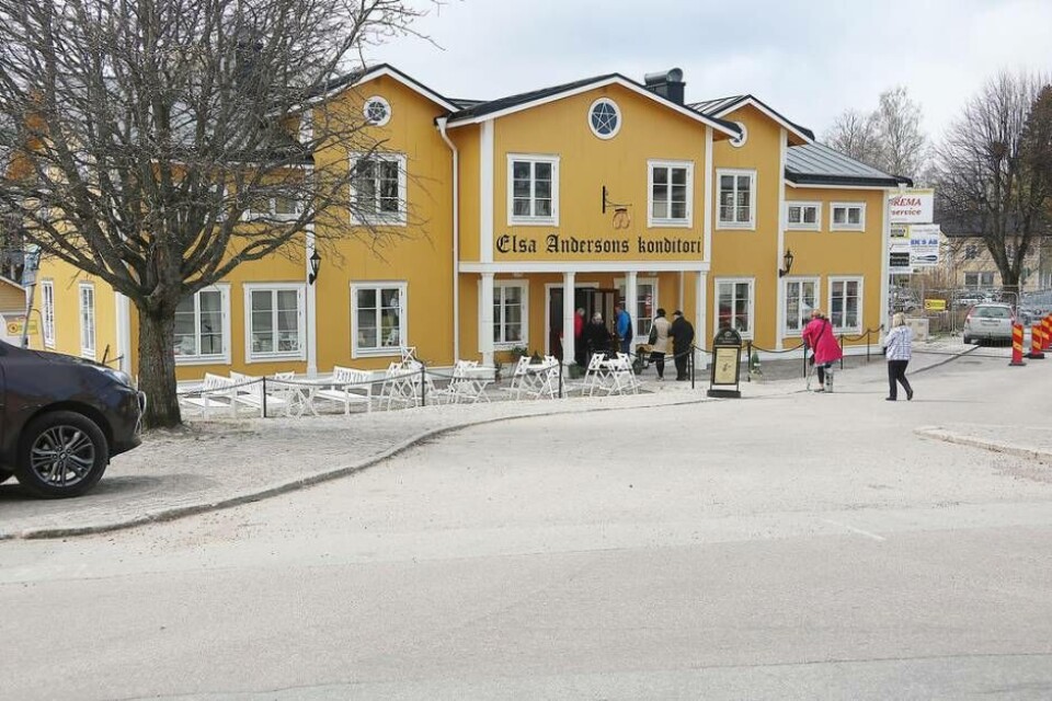 Öppnat igen. 101-åriga Elsa Anderssons konditori i Norberg har byggts upp och öppnat igen efter branden. Foto: Lasse Blom×1 / 2Visa bildtextBild 1 av 2
