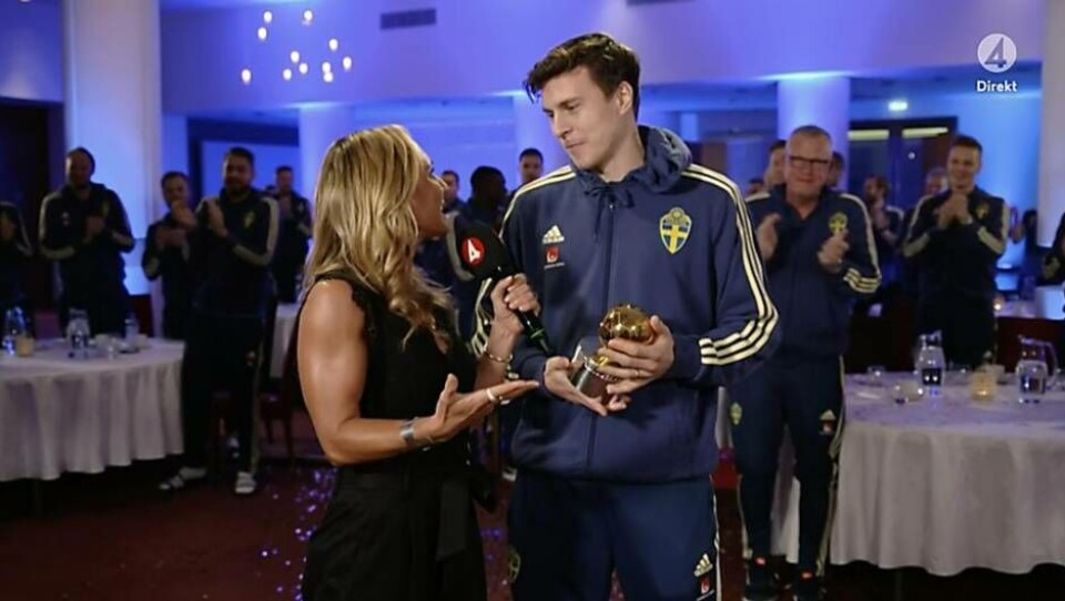 Vigge tog under kvällen emot sina andra raka Guldboll. Han tog emot priset från landslagets samling på Cypern. Foto: TV4