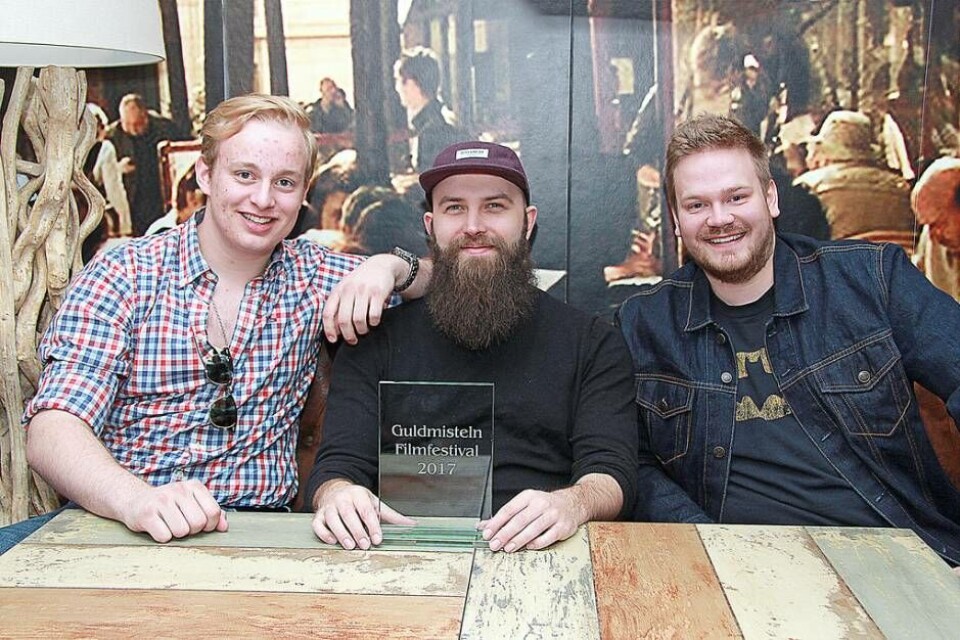 Festivalsugna. Erik Magnusson, Robin Widell och Ted Hammarling samt det ärbara priset som tilldelas 'Bästa film'. Vinnaren av priset går vidare till finalen på Novemberfestivalen i höst. Foto: Sandra Fonnisson