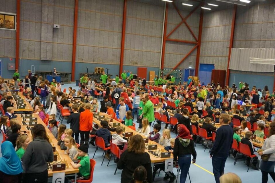 Nästan 1 050 elever deltog i Västeråsfinalen av Schackfyran på onsdagen. Foto: Josefine Wijkström×1 / 2Visa bildtextBild 1 av 2