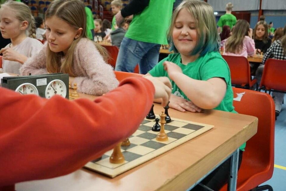 Martina Granath från Fryxellska skolans musikklass var en av alla fjärdeklassare som spelade schack. Foto: Josefine Wijkström