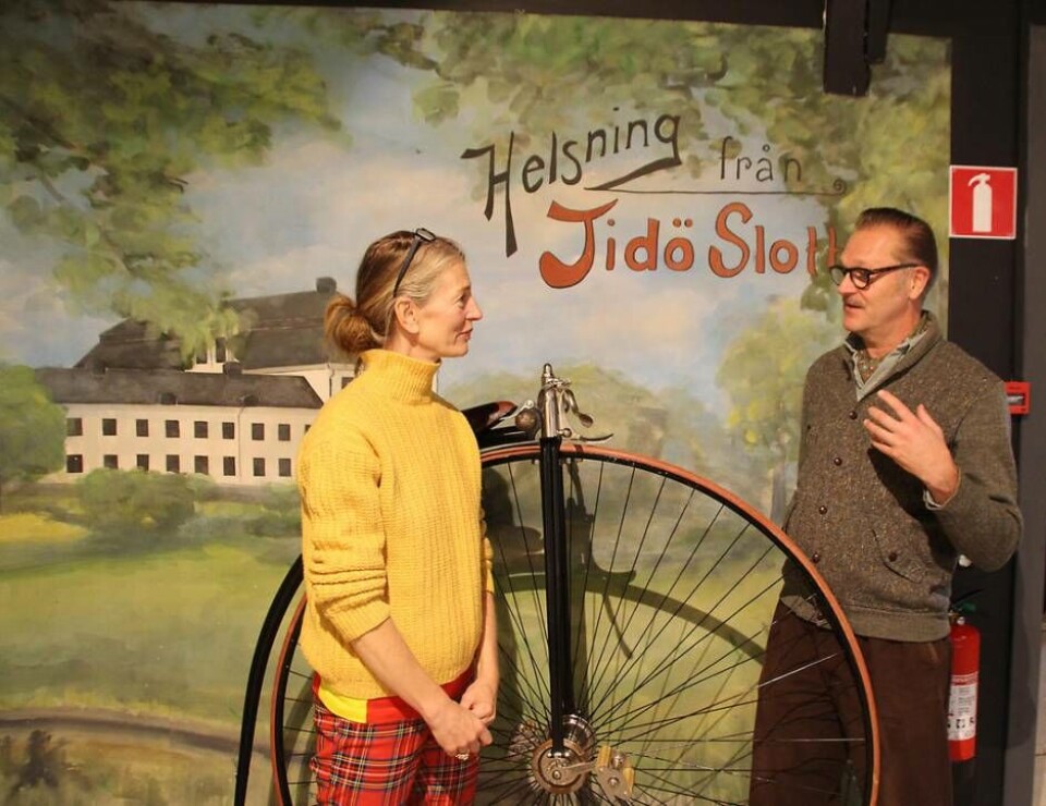 Utställningsformgivaren Caroline Romare tillsammans med Henrik Rex Jakobsson, ordförande i Cykelhistoriska föreningen och textredaktör för cykelmuseet på Tidö. Foto: Jonas Bergkvist