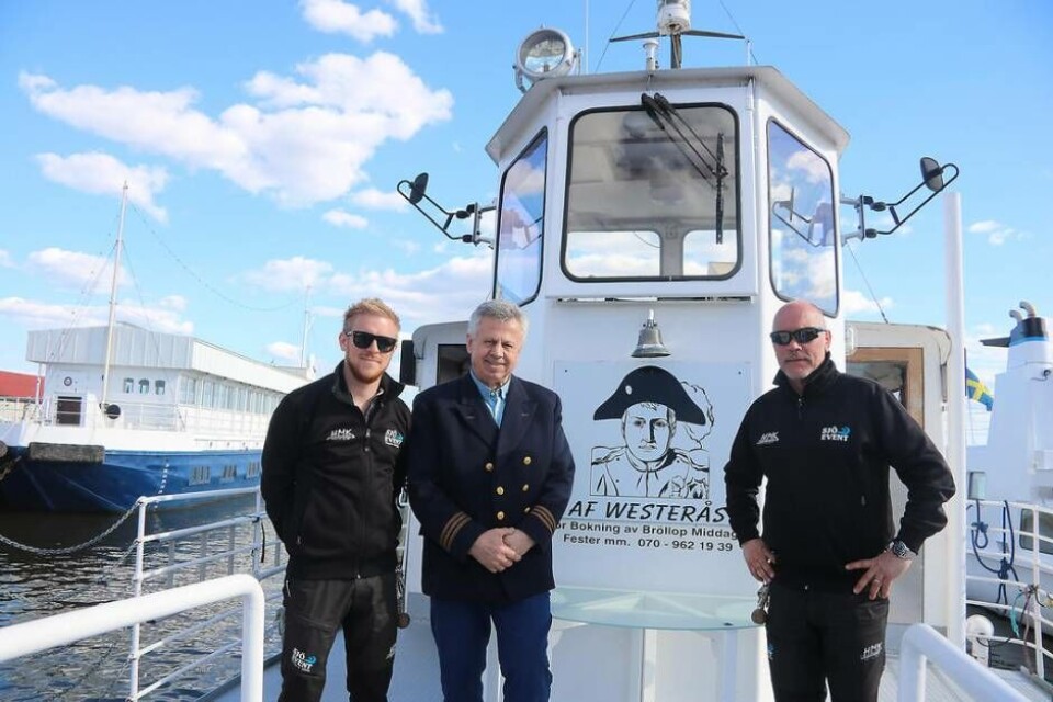 Samarbetar. Johan Sahlin, Radoslav Milutinovic och Christer Brostedt häsar resenärer välkomna till Napoleon af Västerås. Foto: Lasse Blom×1 / 2Visa bildtextBild 1 av 2