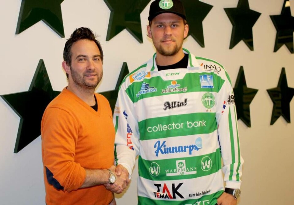 VSK:s klubbchef Michael Campese med nyförvärvet Robin Folkesson. Foto: Dan Persson/VSK