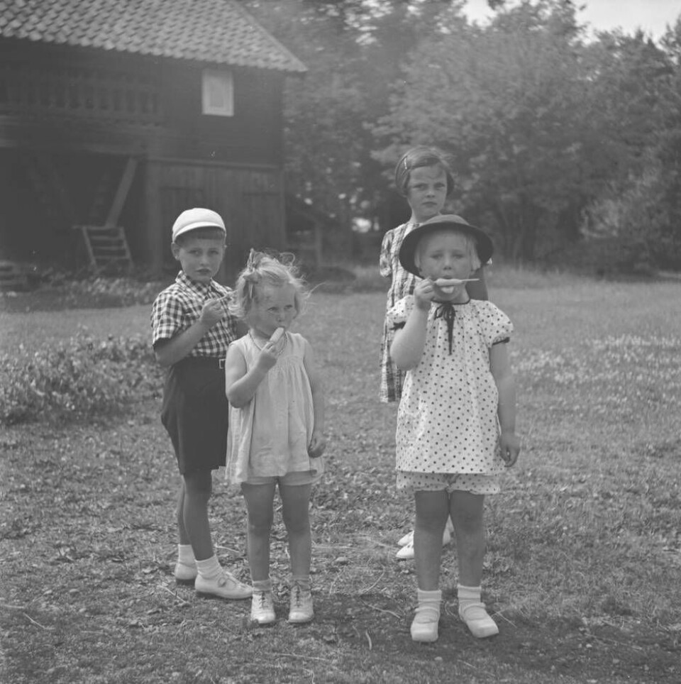 Barnen tittar på när majstången kläs sommaren 1937. Foto: Arkivet, Västmanlands läns museum