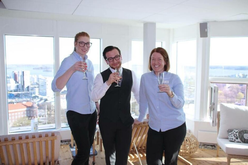 Skål för ett ”höjdar”-spa, Restaurangchef Emelie Nyman, Sky Spas vd Fahrim Shirinzade och hotellchefen Helene Lundin i nya Sky Spa på Hotel Plaza. Foto: Jonas Bergkvist×1 / 5Visa bildtextBild 1 av 5
