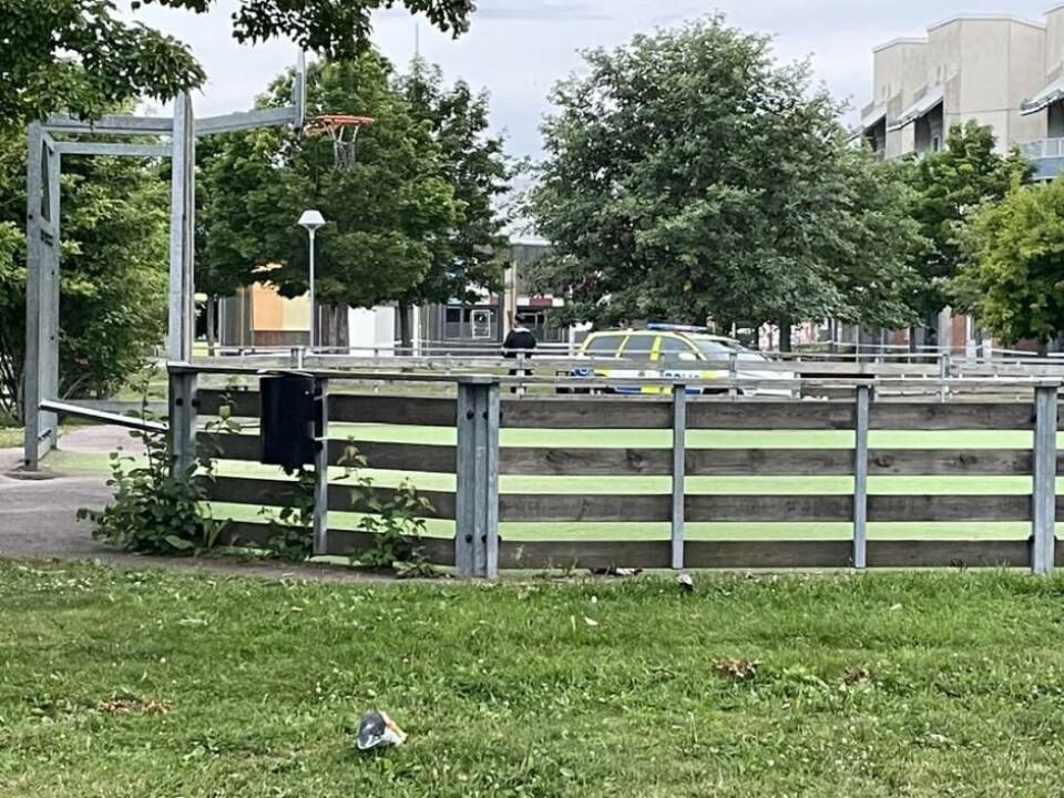 En tonårspojke blev skjuten under måndagskvällen. Han har överlevt men är allvarligt skadad och opererades akut under kvällen. Foto: Jonas Edberg