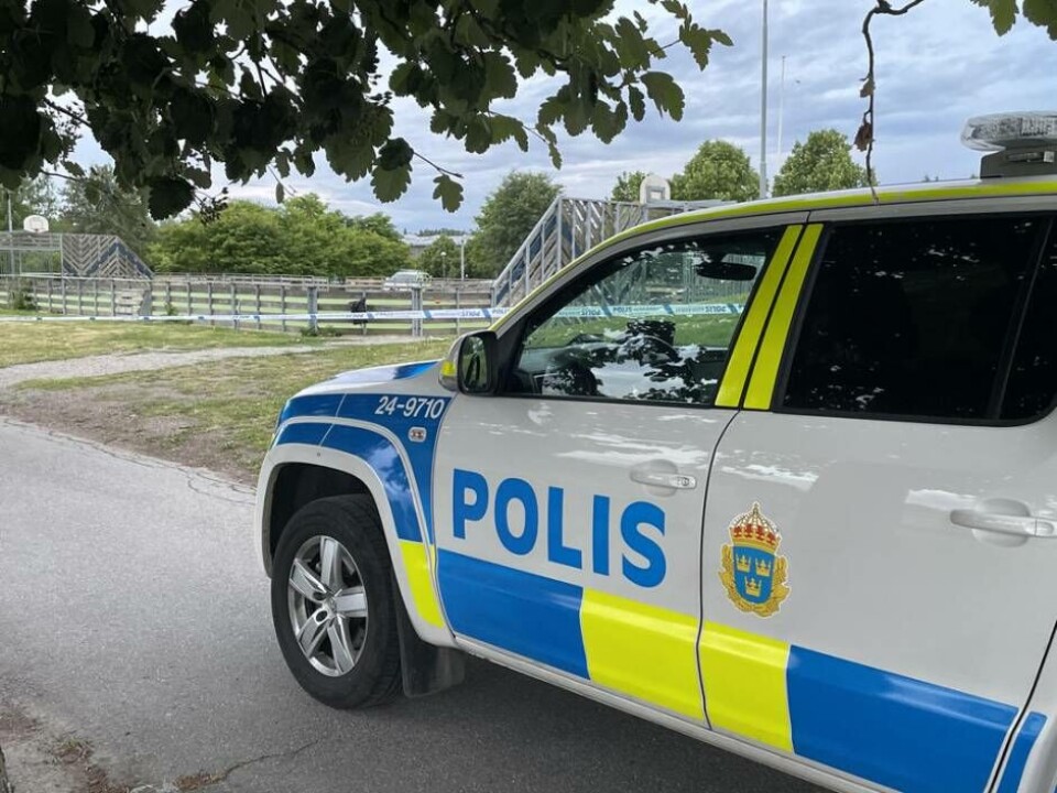 Polisen på plats vid fotbollsplanen intill Vallby centrum. Foto: Jonas Edberg