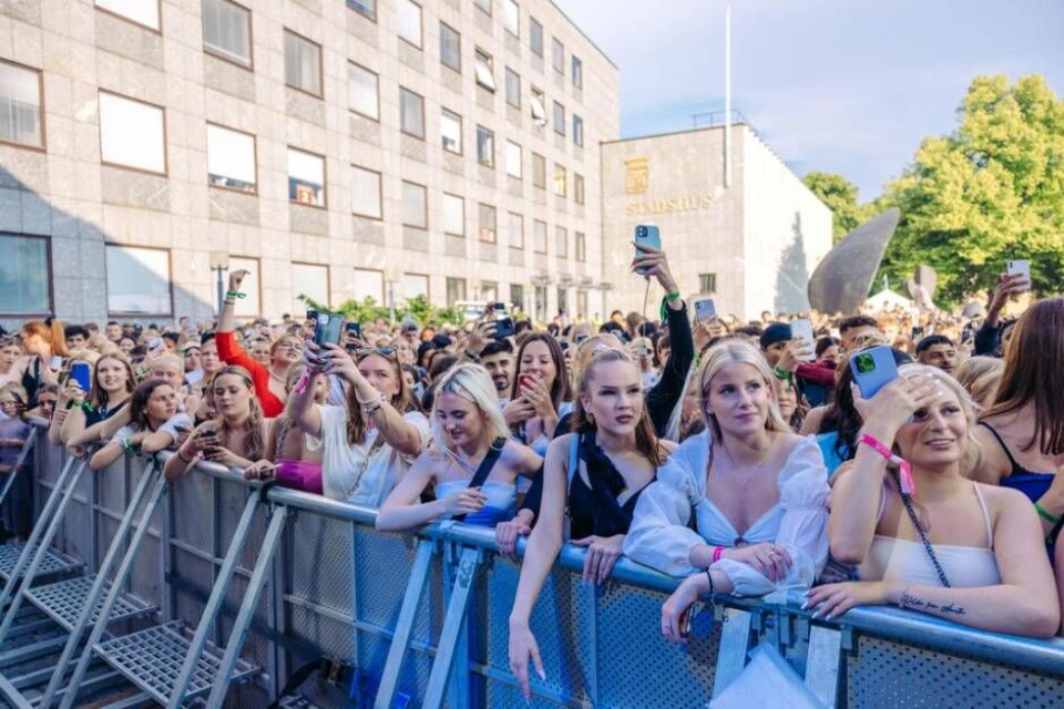 Publik trivdes framför scenen under festivalen. Foto: Avig Kazanjian