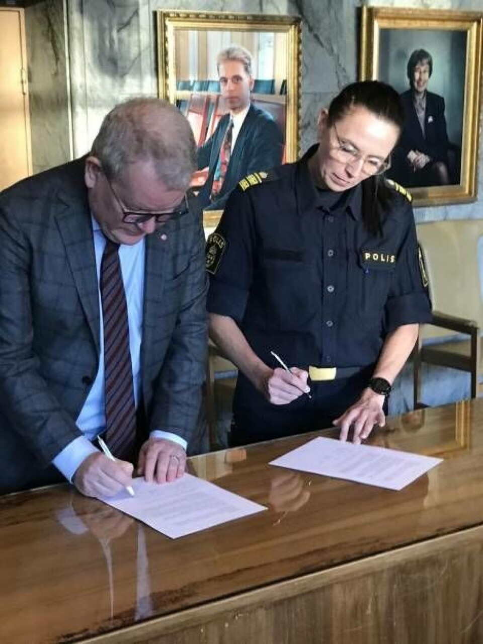 Anders Teljebäck och Linda Hedmark skriver under samverkansöverenskommelsen. Foto: Västerås stad