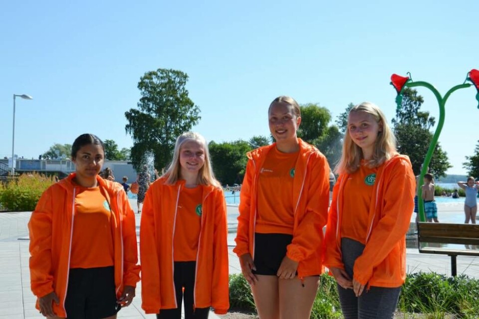 Armita Samani, Elin Klintberg, Fanny Andersson och Sarah von der Burg jobbar som sommarvärdar. Foto: Helena Andersson