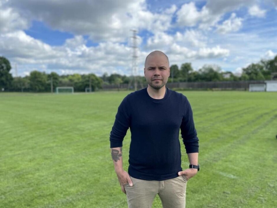 Markus Lindgren trivs bra på Ringvallens IP där han tränar sin sons fotbollslag. Foto: Michaela Ericzén