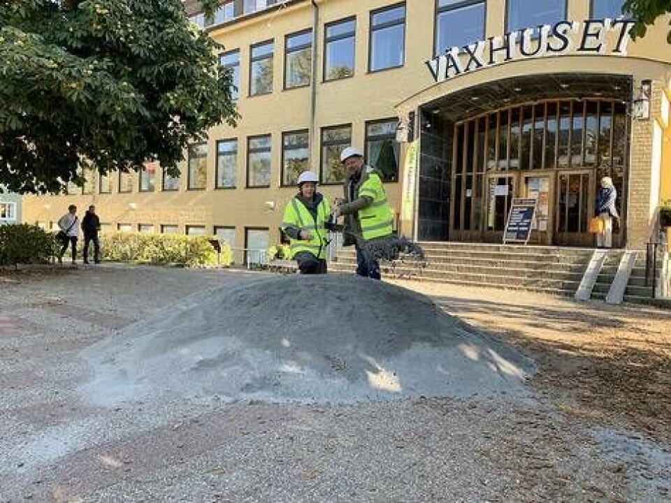 I höstas när Anna Thunell (MP) och Jonas Bresser invigde ombyggnationen av Viktor Larssons plats utanför Växhuset. Foto: Jonas Edberg