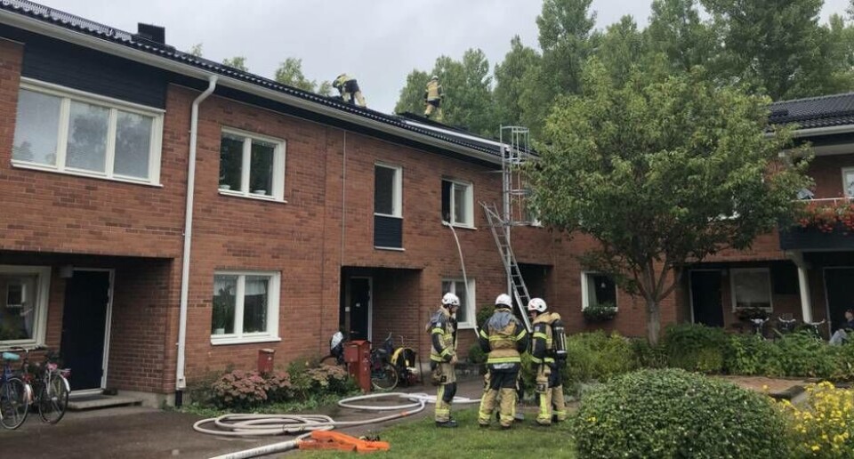 Brandmännen jobbar med att kontrollera att branden inte har spridit sig. Foto: Läsarbild / Filip Livingstone