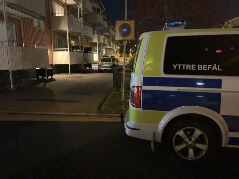Flera polispatruller fanns på plats vid adressen på Haga där våldsbrottet ska ha skett. Foto: Jonas Edberg