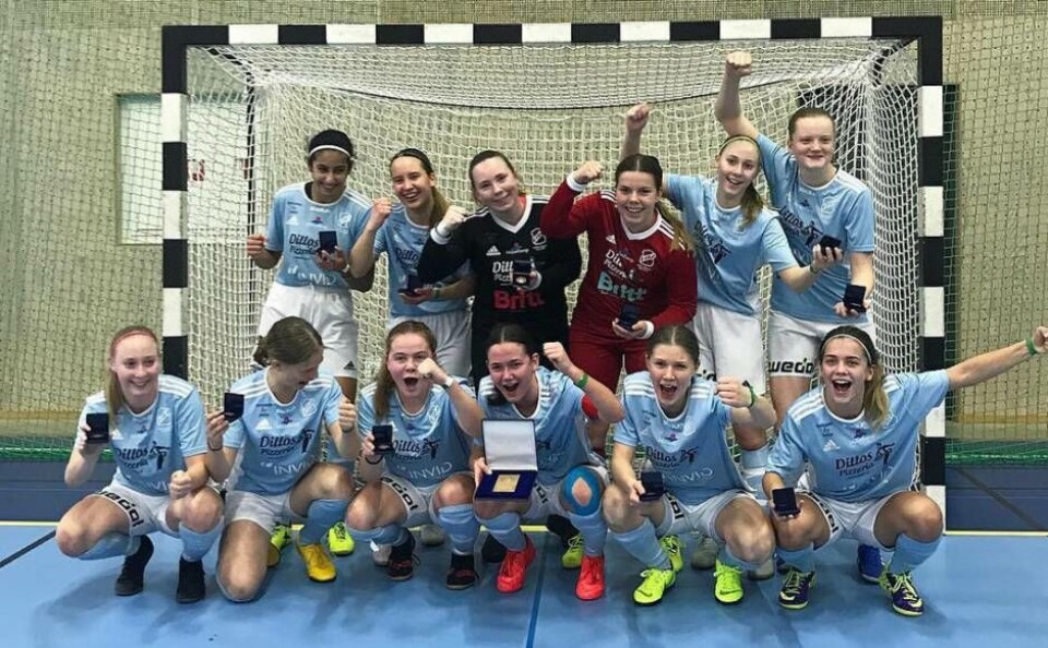 Topp tre i Sverige – för tredje året i rad. GIF:s flickor 02 tog sig för tredje året i rad till SM-slutspelet i futsal i Helsingborg. Foto: Privat