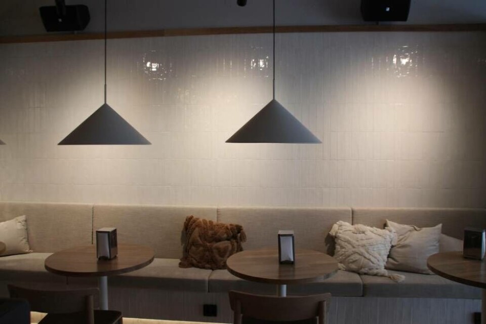 Bar Lokal har sökt en mer modern look och har bland annat samarbetat med en inredare. Foto: Jonas Bergkvist