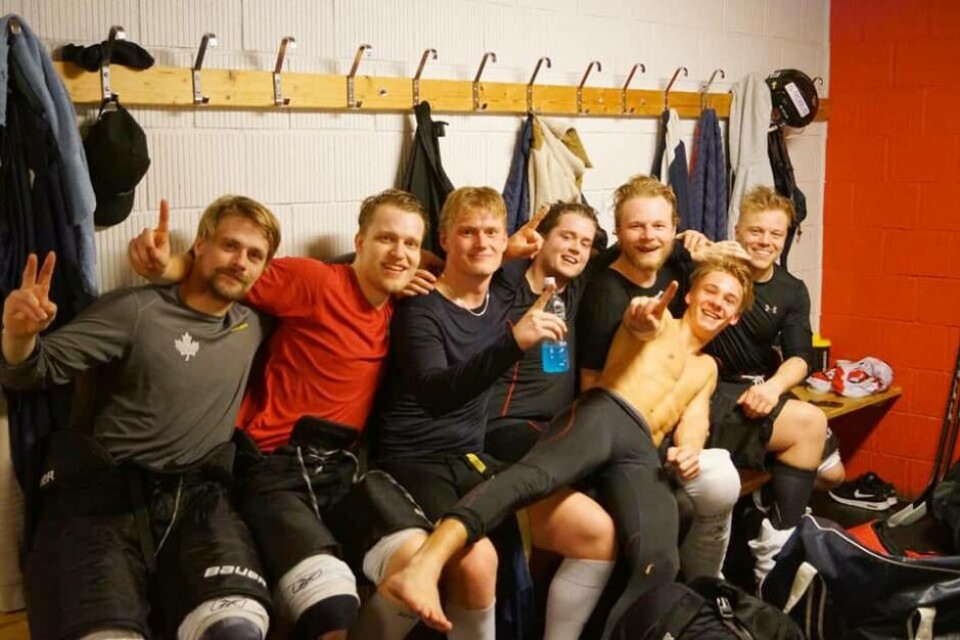 Kvaljublet. Hallstahammars hockeyklubb vände på playoff-mötet mot Kils AIK och är nu klart för kvalserien till Hockeyettan – mot bland andra Surahammar och Arboga – för första gången i klubbens historia. Foto: Oliver Werner