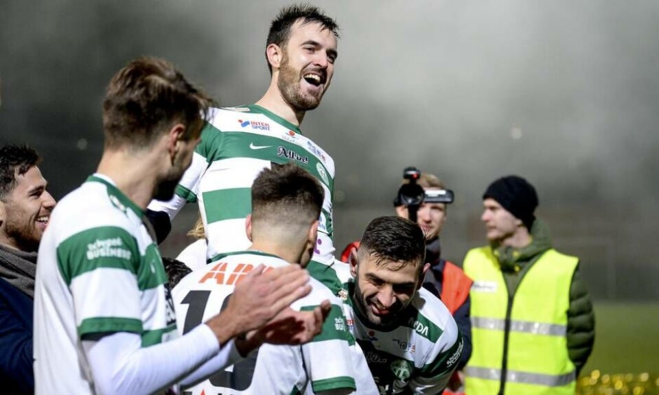 Robin Blommé hyllades efter sin sista match i den grönvita tröjan. I samma match blev även försvararen målskytt. Nu är det klart att han blir sportchef i VSK. Foto: STEFAN LINDGREN