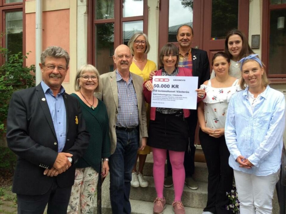 Uppskattad gåva. Representanter från Odd Fellow-logerna och Kvinnohuset i samband med överlämnandet av gåvan, från vänster Göran Lindkvist, Margareta Öhman, Göran Broås, Lotta Calderon Widén, Elin Hedén från Kvinnohuset, Antonio Grimaldi samt tre medarbetare på Kvinnohuset. Foto: Anita Lindkvist