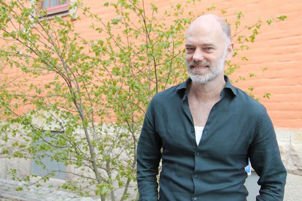 Valborgstalare. Teaterchefen Niklas Hjulström talar på Djäknebergets valborgsfirande. Foto: Helena Andersson