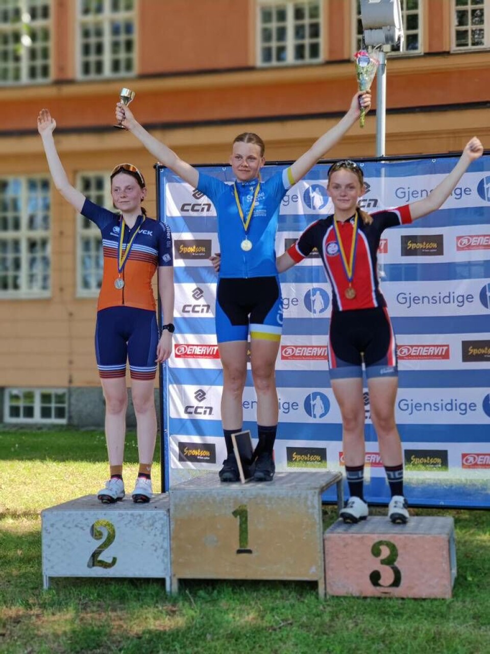 Alva Felldin spurtade in som tvåa och fick kliva upp på SM-pallen som silvertjej. Foto: VCK