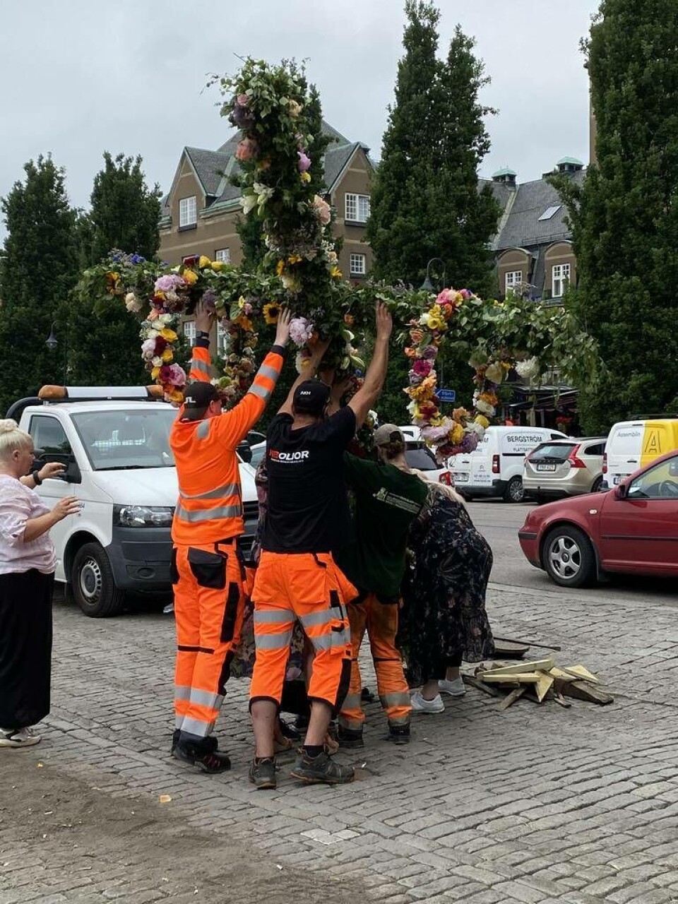 Här reser man midsommarstången. Foto: Helena Andersson