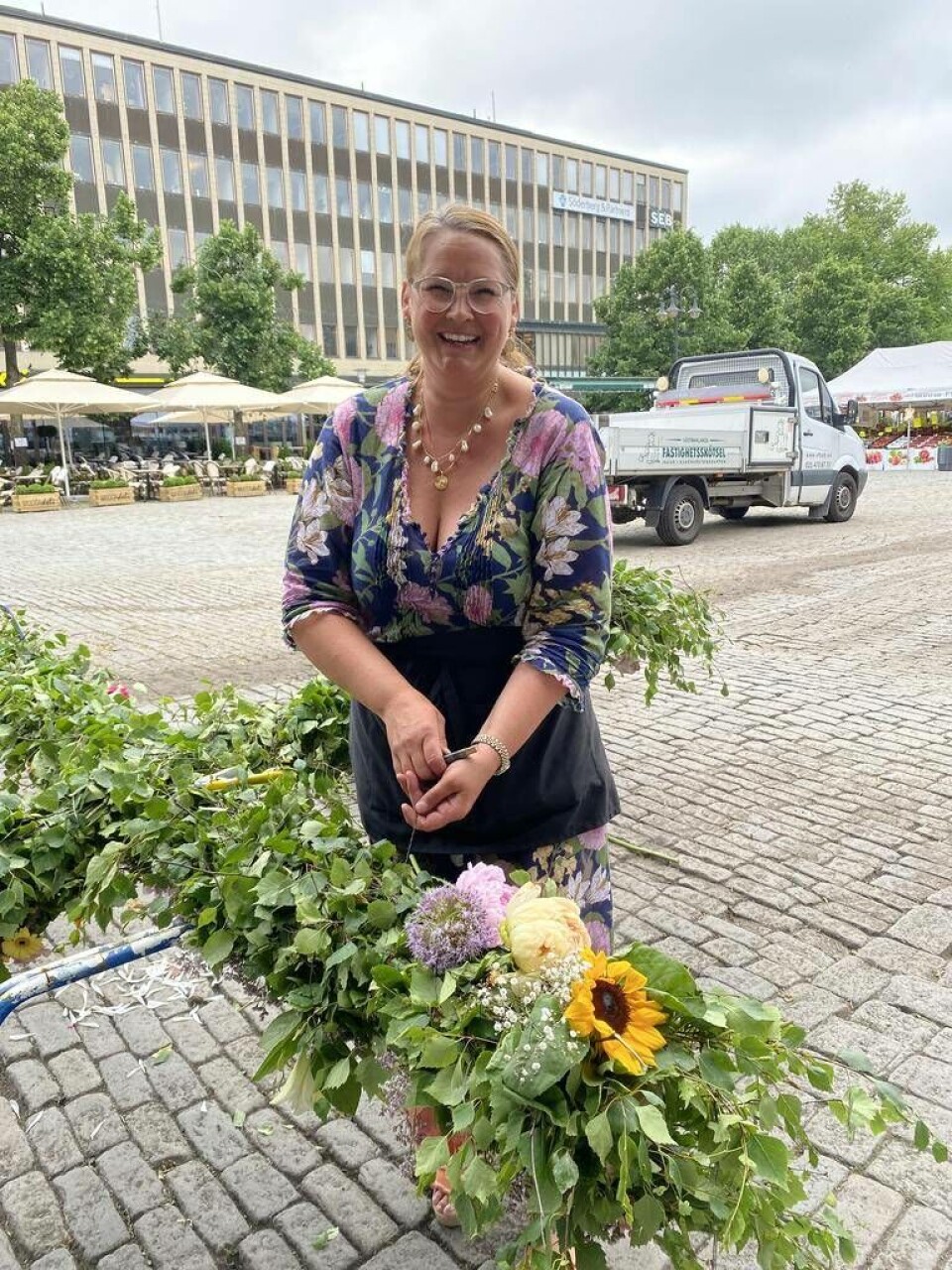 Therese B Ericsson från Mästerblomman jobbade hårt med att klä stången. Foto: Helena Andersson