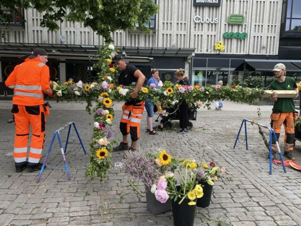 Killarna från Västmalands fastighetsskötsel fick rycka in och klä kransar med blommor. Foto: Helena Andersson