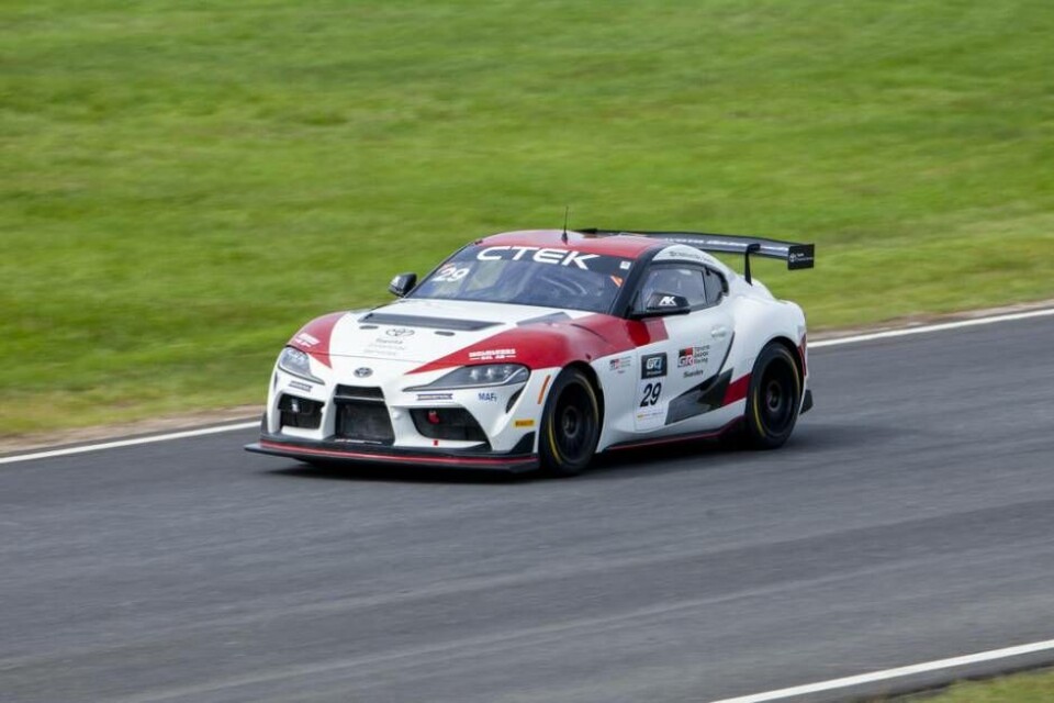 Skärås och Holmlunds Toyota GR Supra GT4 under racet på Drivecenter Arena i Fällfors. Foto: Magnus Jakobsson