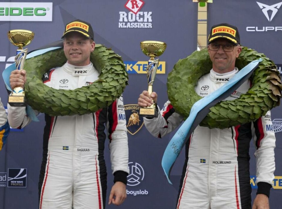 Pokal och krans efter segern. Foto: Magnus Jakobsson