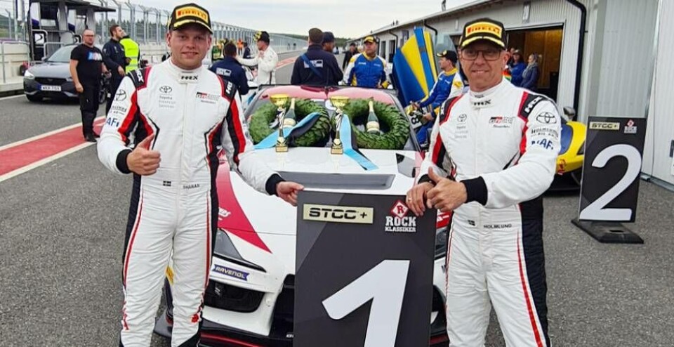 Dubbla pokaler och seger i det andra racet. Det blev en drömstart för västeråsaren Emil Skärås och Hans Holmlund i mästerskapet GT4 Scandinavia. I bakgrunden deras Toyota GR Supra GT4. Foto: Toyota Gazoo Racing Sweden