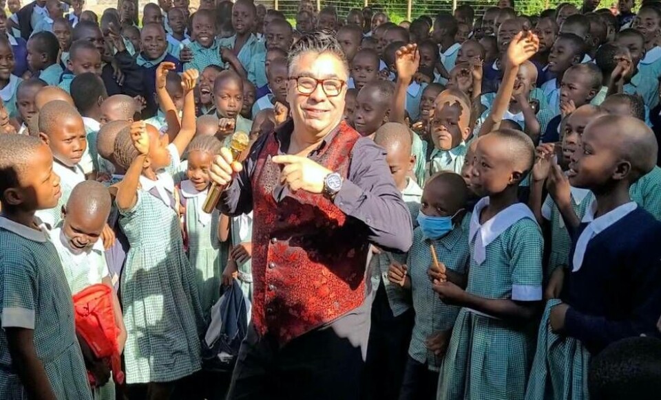 Freddy under en av spelningarna i Kenya. Foto: Privat