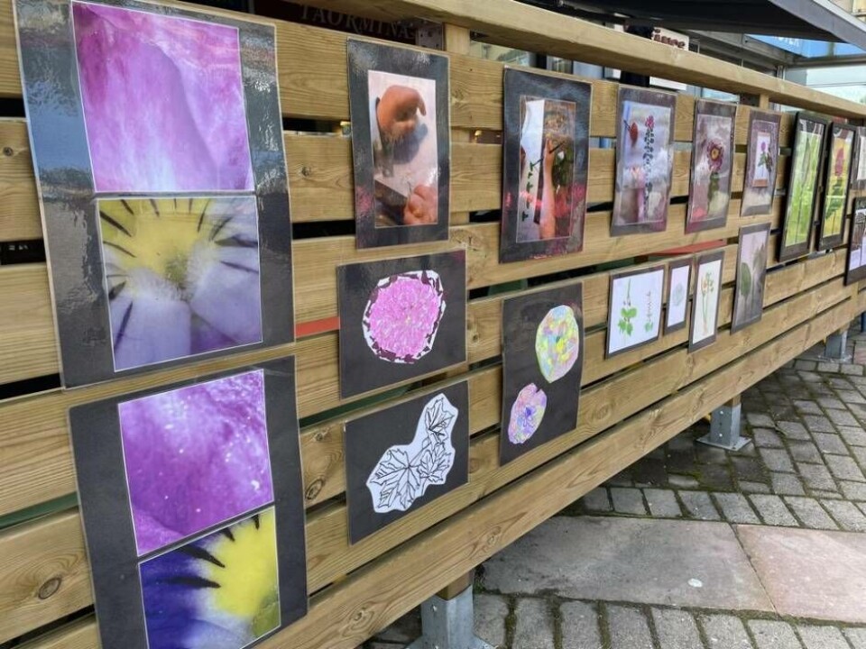 Femåringarna på förskolan Emilia Öst har inspirerats av torget på Viksäng när de har skapat sina konstverk. Foto: Michaela Ericzén