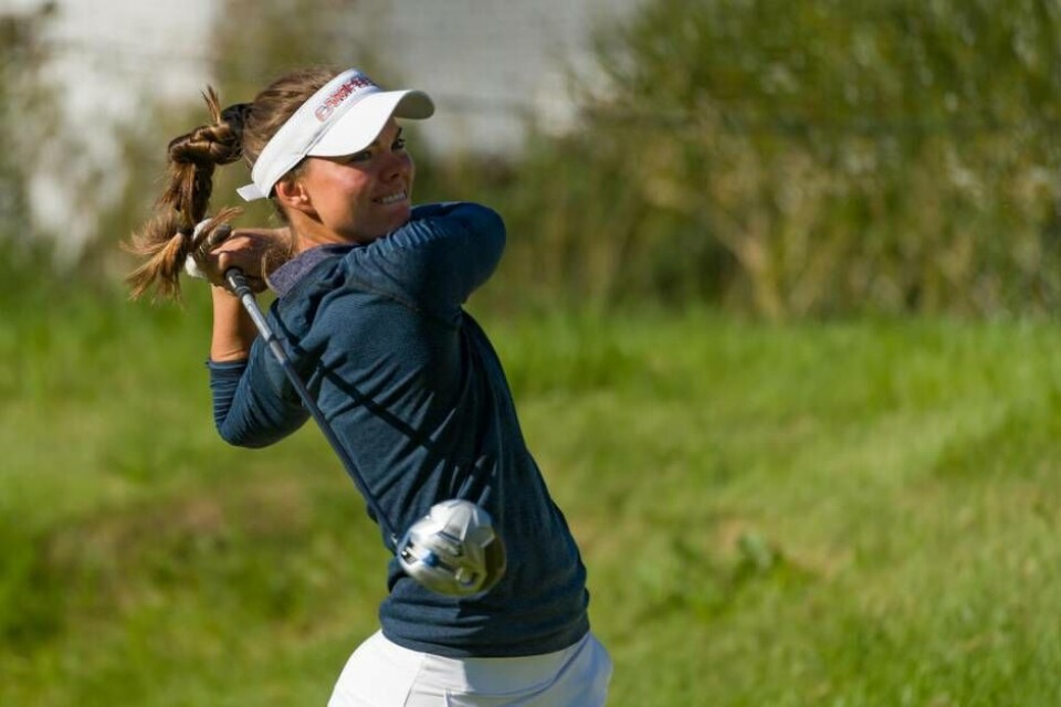 Annelie Sjöholm under Anna Nordqvist Västerås Open förra helgen då hon blev bästa hemmaspelare med en 25:e plats. Foto: Oliver Szabo/Frilansfotograferna