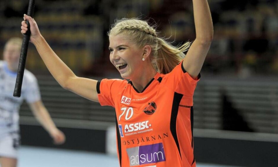 Jonna Sjöberg klev fram och säkrade segern för Rönnby. Med två mål i matchen mot Warberg var Sjöberg banans klart bästa spelare för dagen. Foto: Stefan Lindgren×1 / 5Visa bildtextBild 1 av 5