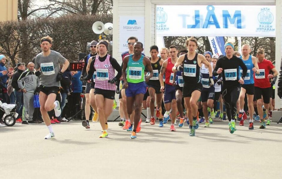 Starten har precis gått för Atea Mälarmaraton, Västerås nyaste löplopp. Halvmaratongänget var störst till antalet, över 500, och det var också de som var först ut på lördagen från Fiskartorget. Foto: Jonas Bergkvist×1 / 13Visa bildtextBild 1 av 13
