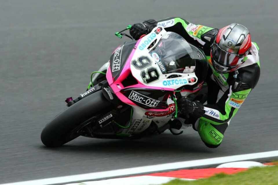 Backlund i aktion på sin Kawasaki under en av alla proffssäsonger I England och british Superbike. Foto: Tim Keeton/Impact Images