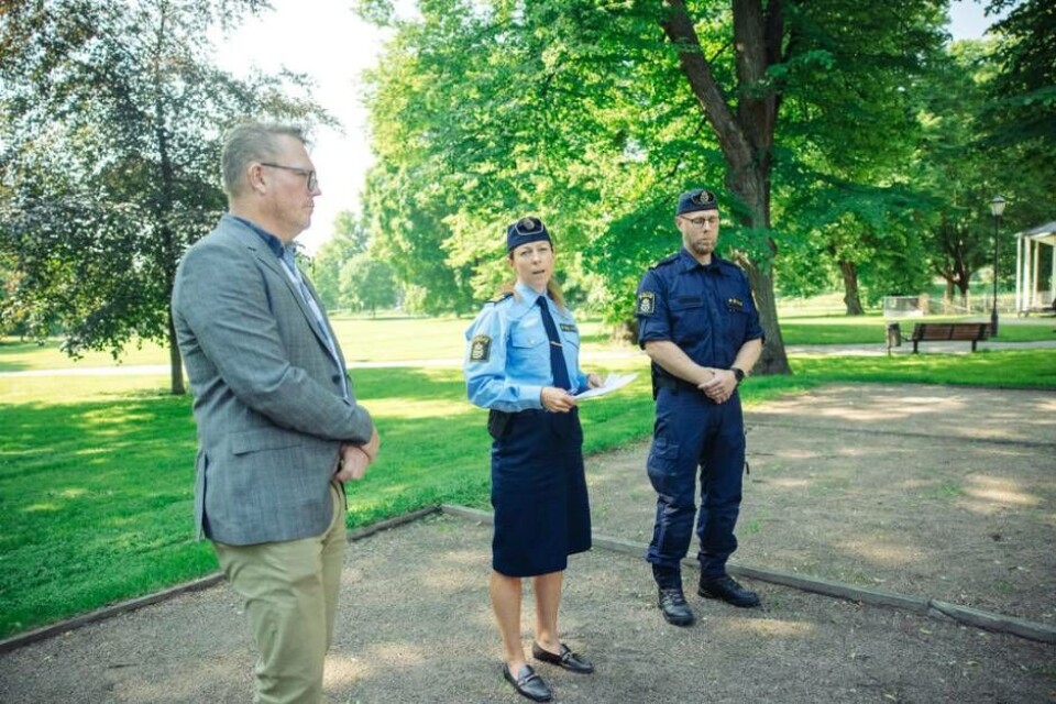 Kommunstyrelsens ordförande Staffan Jansson (S) tillsammans med Sara Ekström, chef lokalpolisområde Västerås och kommunolisen Fredrik Borell. Foto: Avig Kazanjian