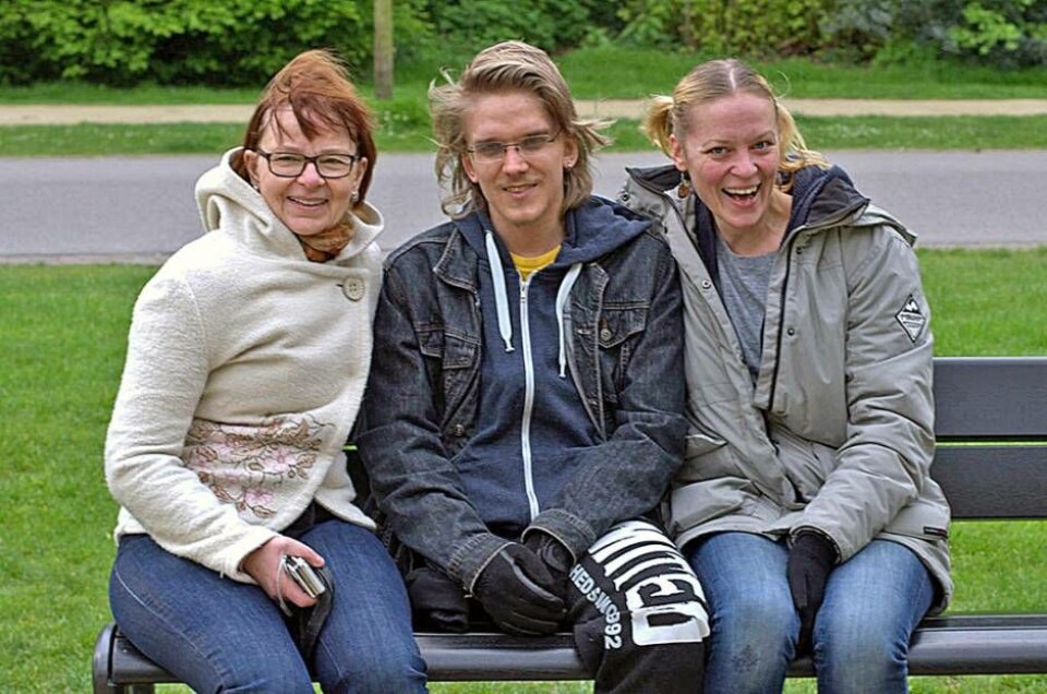 Familjen. Mamma Tua och syster Sandra tillsammans med Simon innan han gick bort hösten 2015. Foto: Privat×1 / 2Visa bildtextBild 1 av 2