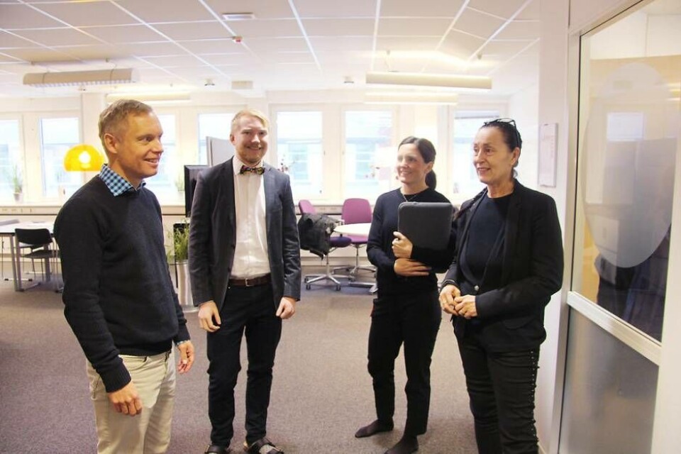 Nöjd personal. Rektor Hans Jakobsson, läraren Joakim Flink, biträdande rektor Inga Näslund samt skolans vd Agneta Berliner. Foto: Jonas Edberg