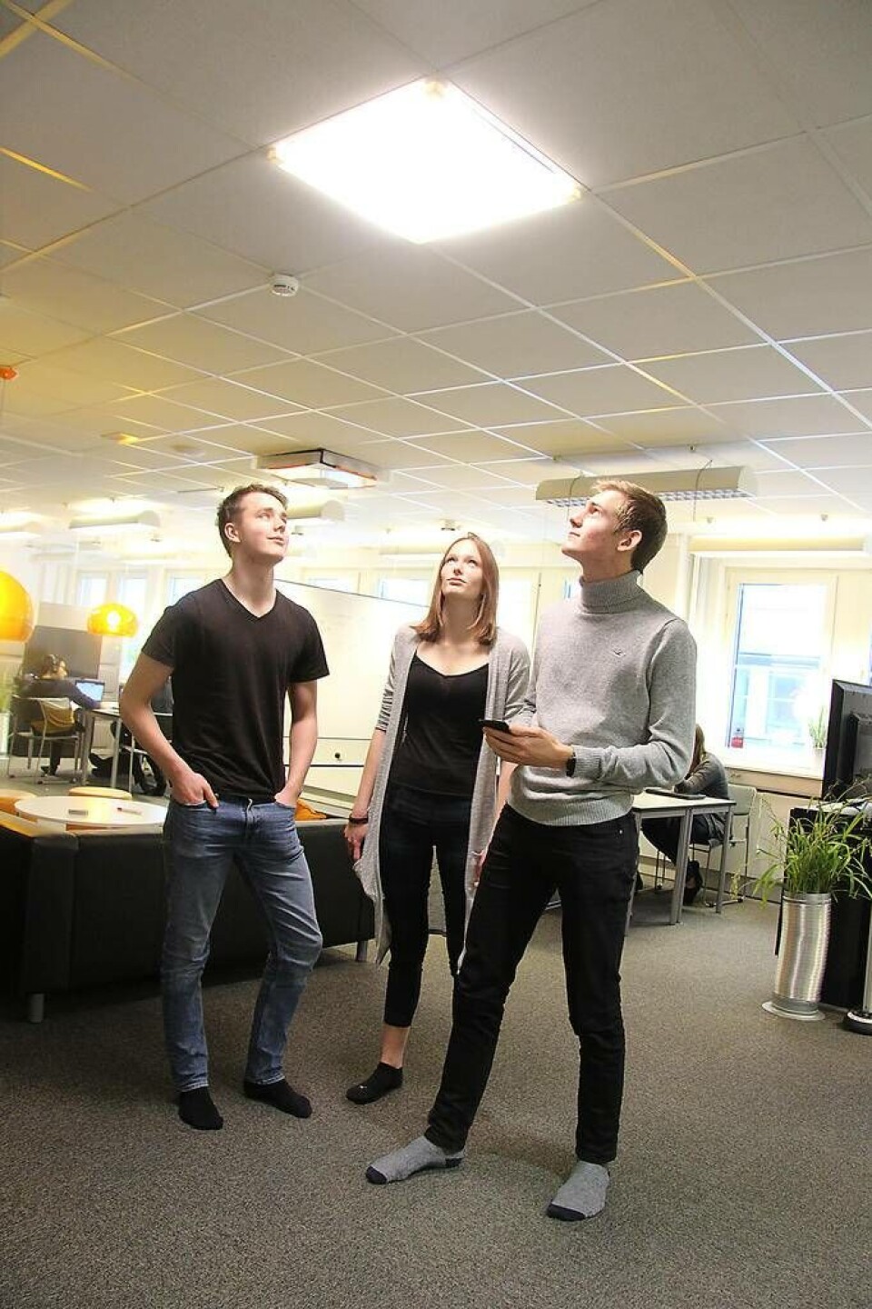 Ser ljuset. Filip Segerberg, David Mörck och Jenny Melkersson spanar upp mot den smarta lampa som de nyligen har tillverkat. De tre eleverna trivs utmärkt på ABB Industrigymnasium och den nya spetsutbildningen. Här är de gärna från tidig morgon till sen kväll. Foto: Jonas Edberg